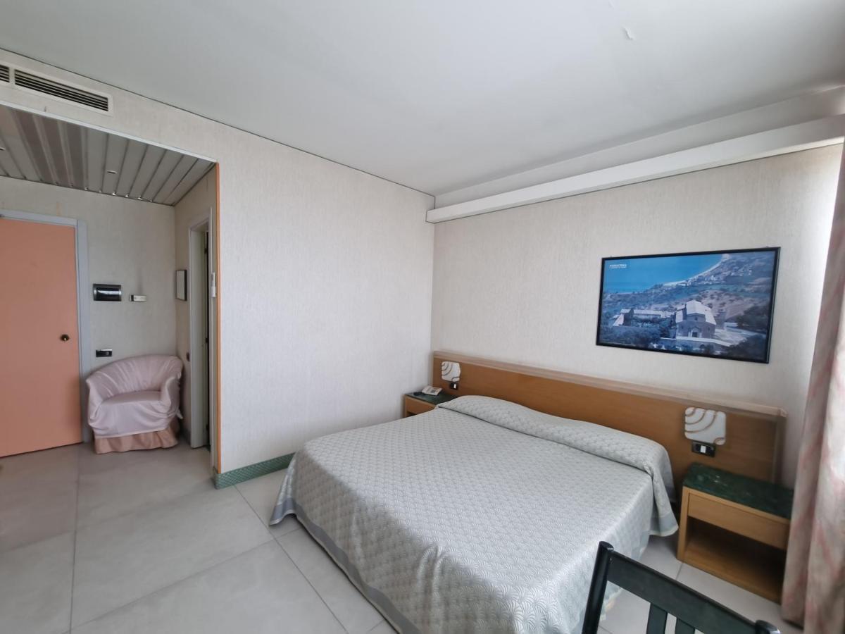 Hotel Thema Рокка-Сан-Джованни Экстерьер фото